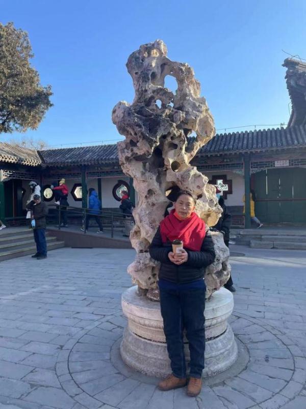 对话北京写字楼“清洁工画家”:拿拖把是为生计,拿画笔才是自己
