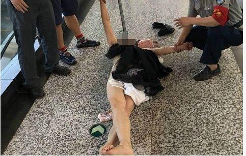 女子在輕軌上瘋狂撕咬陌生乘客，跪地舔食血跡，還脫光衣服……