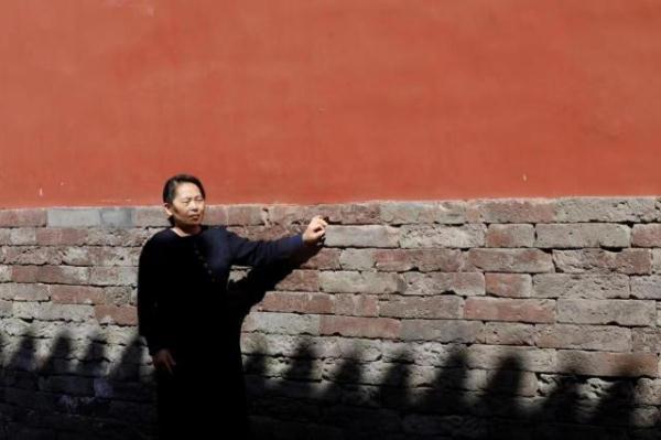 对话北京写字楼“清洁工画家”:拿拖把是为生计,拿画笔才是自己