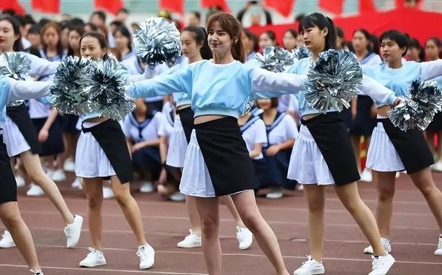 高校运动会上,女生黑丝短裙热舞惹争议,大一新生直言不好意思看