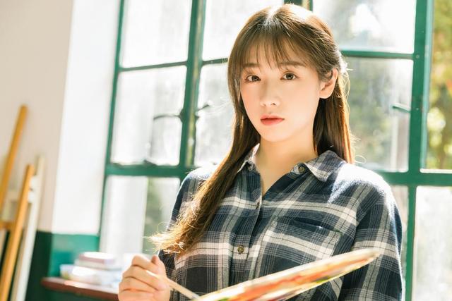 戴眼镜好看的女生,都有这三种气质