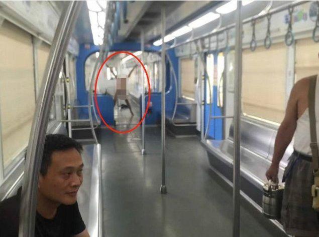 女子在輕軌上瘋狂撕咬陌生乘客，跪地舔食血跡，還脫光衣服……