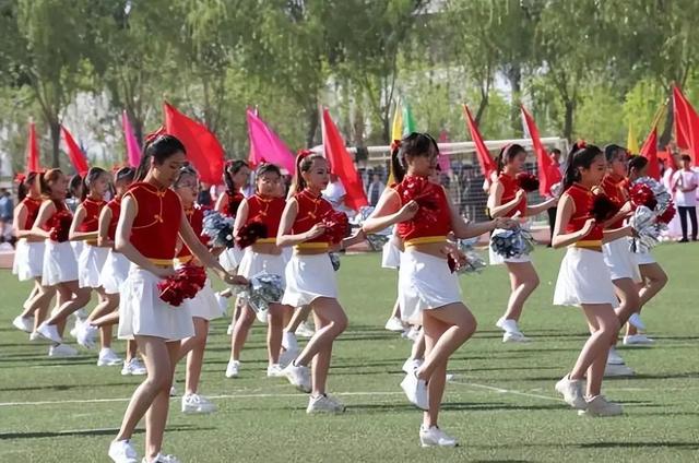 高校运动会上,女生黑丝短裙热舞惹争议,大一新生直言不好意思看
