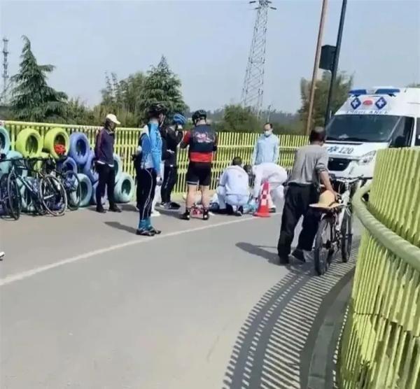 突发!两名骑行者相撞,一年轻女孩不幸身亡