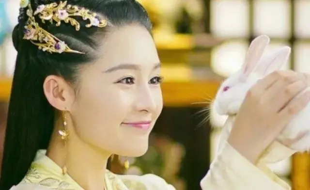 黃色美女圖片(7位穿黃衣古裝最美女星，趙麗穎第4，鞠婧祎第5，第一美到窒息)