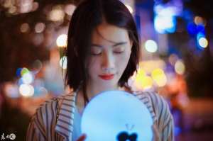 夜色美女(街拍：城市夜色下的美女楚楚動人，神情讓人心憐)