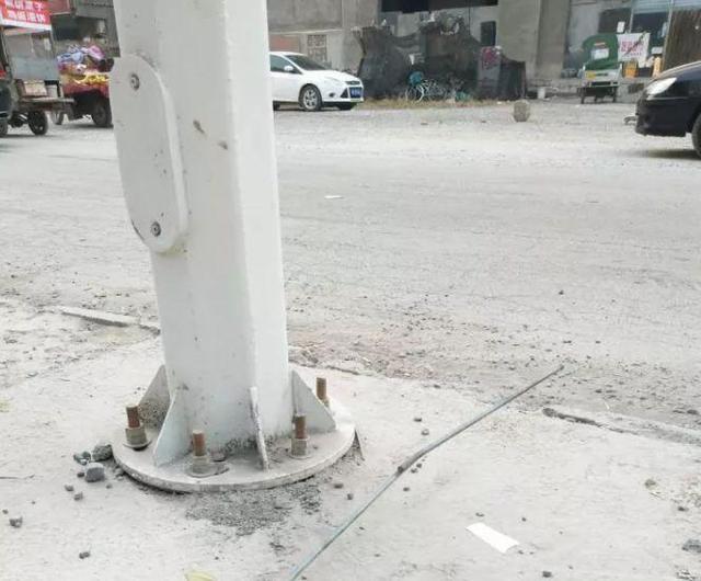 贵州一漂亮女孩腿被卡在下水道缝隙!网友们却说:都怪她太瘦……