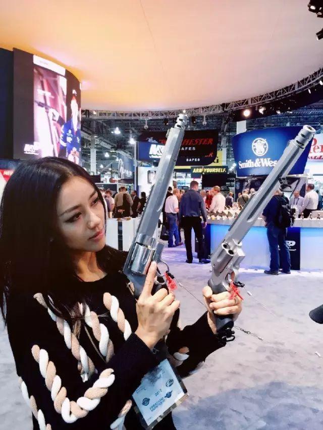 華人美女持槍狂射被人肉！顏值竟如此逆天！不做大哥的……