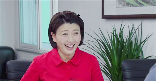 《女人當(dāng)官2》開播，閆學(xué)晶霸屏，能否碾壓農(nóng)村題材女主王茜華？