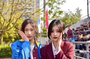 美女?；?重慶八中美女?；ㄗ呒t，不禁聯(lián)想到王俊凱，網(wǎng)友：難道想當(dāng)明星？)