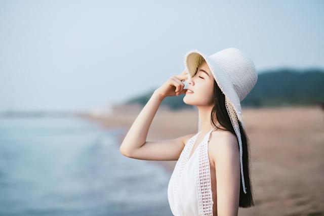 戴眼镜好看的女生,都有这三种气质