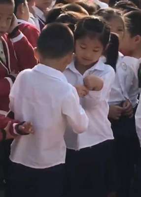 不扣紐扣的女孩(女同學(xué)系不上袖扣，暖心男孩“霸氣”幫忙，網(wǎng)友：這該死的溫柔)