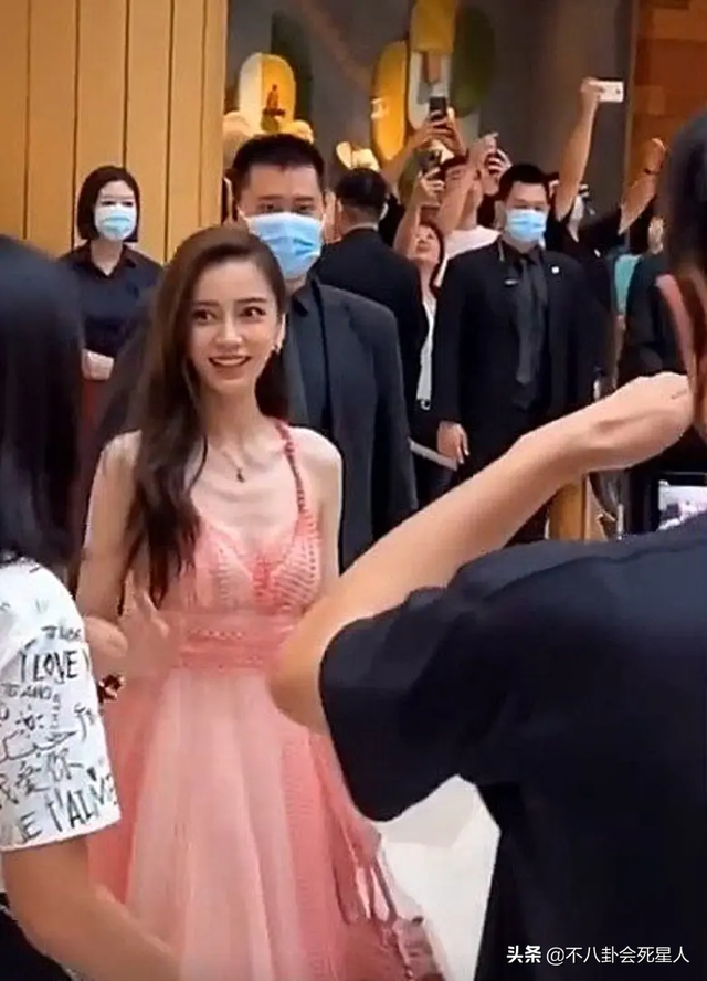 看脸绝美,身材却干瘪,排骨胸,五五分,这10位女星太可惜了