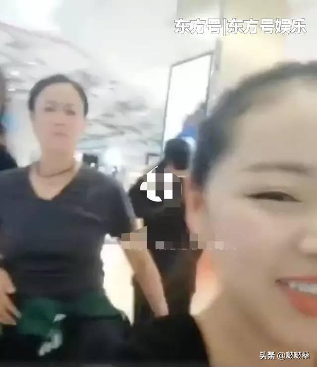 比那英还猛!翻版张柏芝深夜醉酒耍酒疯,脚踹路人美女屁股泄愤