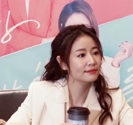 45岁林心如穿蕾丝透视装亮相，一脸油光显浮肿，无意暴露致命缺点