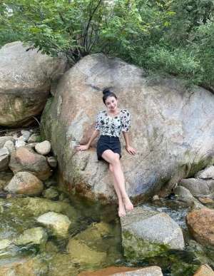 大膽美女圖片(街拍光腿夏季性感穿著大長腿美女包臀豐滿風韻少婦性感小姐姐)