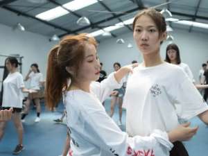 漂亮高中女生(又一藝考女生走紅，氣質(zhì)出眾顏值高，網(wǎng)友直呼“從頭美到腳”)