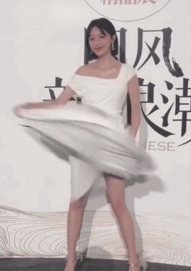 肩带崩断、裙下走光,这些女明星走红毯的社死瞬间,画面太尴尬了