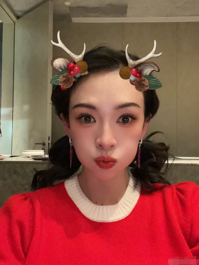 章子怡自曝确诊新冠,嘟嘴卖萌脸型精致似少女,配文引粉丝质疑