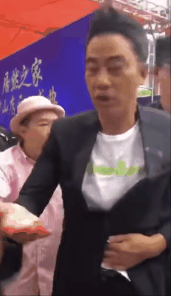 肩带崩断、裙下走光,这些女明星走红毯的社死瞬间,画面太尴尬了