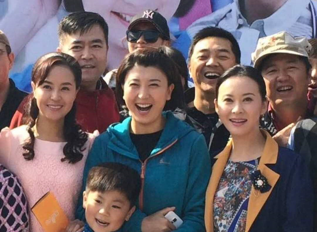 《女人當(dāng)官2》開播，閆學(xué)晶霸屏，能否碾壓農(nóng)村題材女主王茜華？