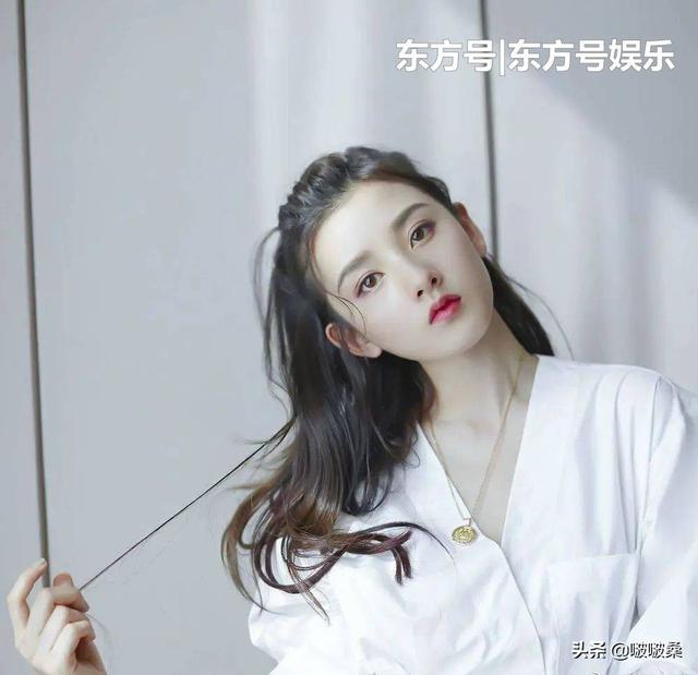 比那英还猛!翻版张柏芝深夜醉酒耍酒疯,脚踹路人美女屁股泄愤