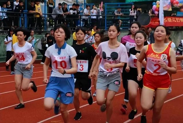 高校运动会上,女生黑丝短裙热舞惹争议,大一新生直言不好意思看