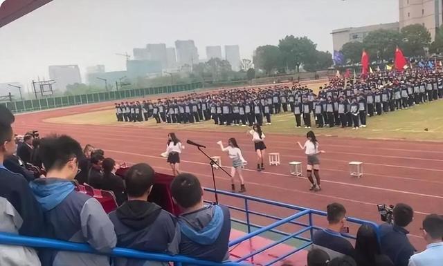 高校运动会上,女生黑丝短裙热舞惹争议,大一新生直言不好意思看
