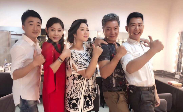 《女人當(dāng)官2》開播，閆學(xué)晶霸屏，能否碾壓農(nóng)村題材女主王茜華？