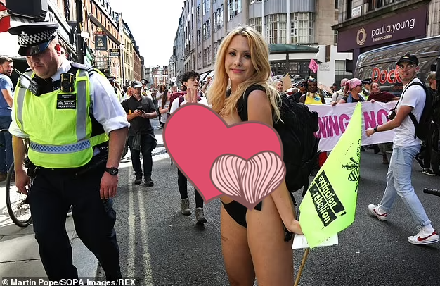 英美女赤裸上身人群中起舞,呼吁人们关注气候,父亲男友极力支持