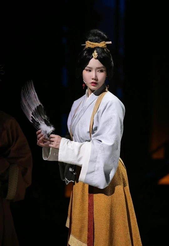 盘子女人坊镜头下的张雨绮,红衣惊艳《美研社》