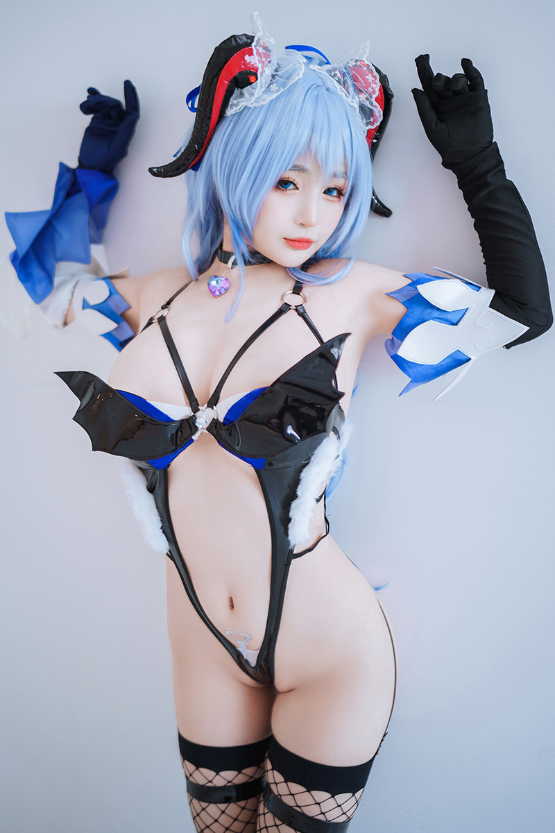 可爱女孩子乳房非常饱满
