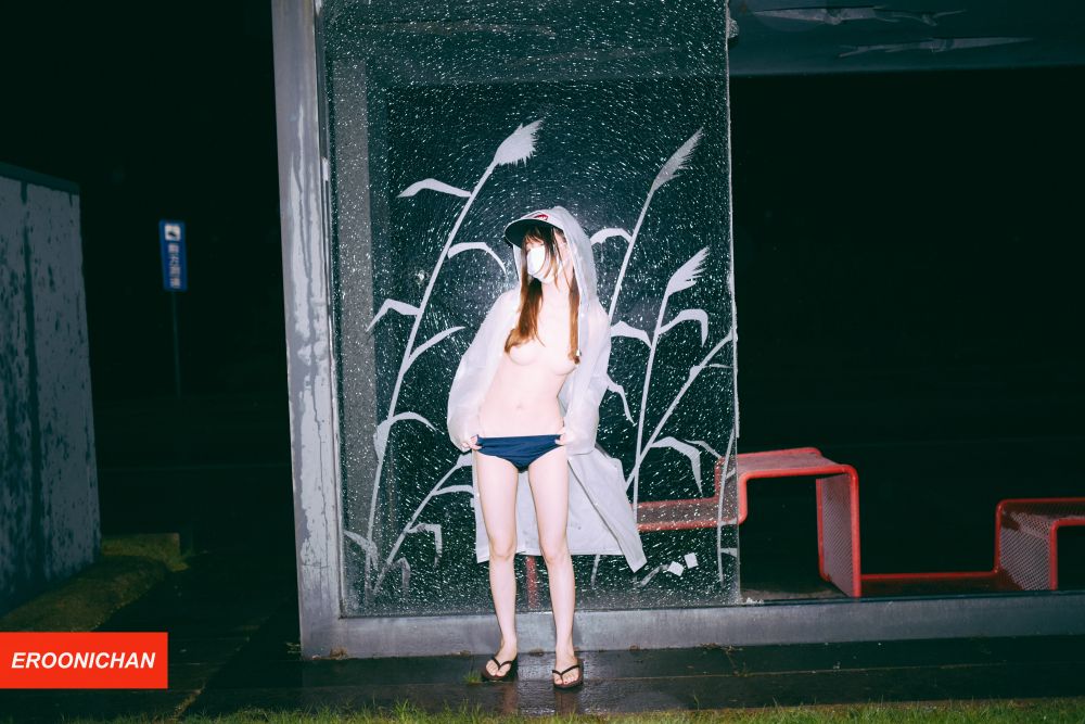 雨夜野外露出的顶端妹子