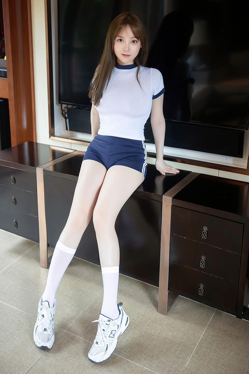 可爱妹子豆瓣酱在人群中绝对是焦点
