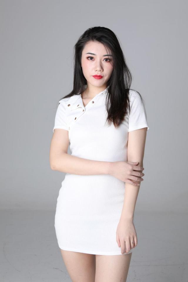 气质挺不错的白衣少妇