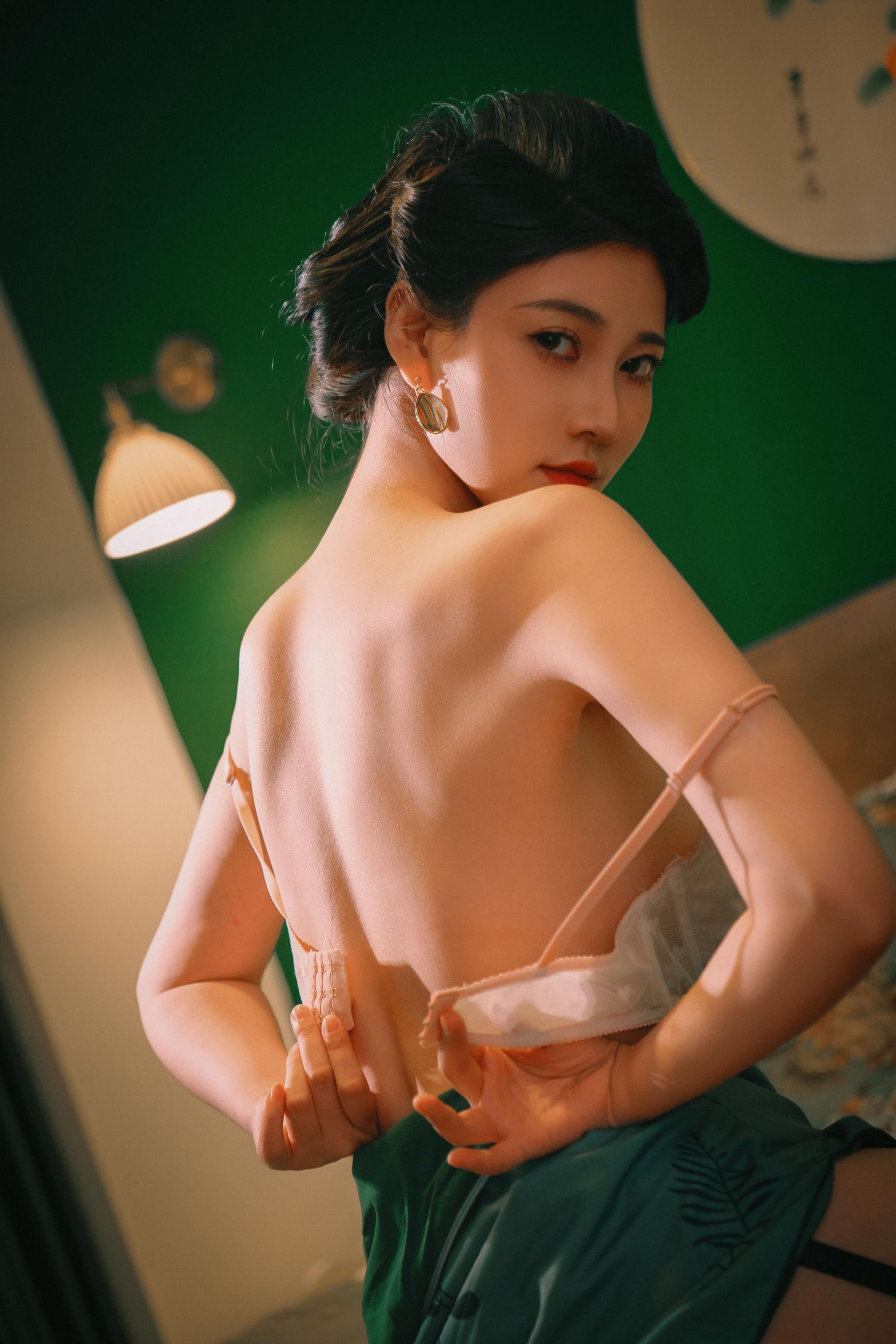 年年寫真打包，單發(fā)一套旗袍黑絲[67P]