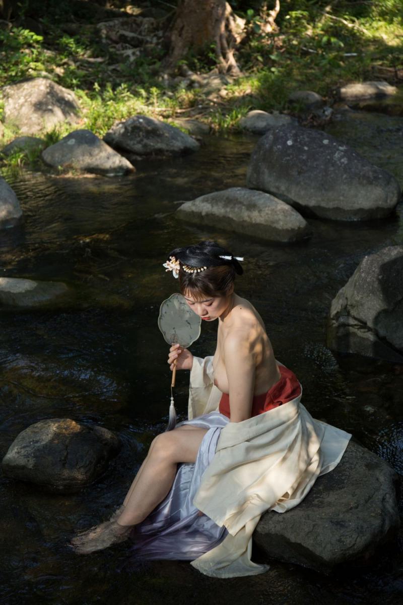 溪水边的极品古装白嫩妹子