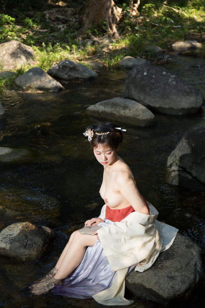 溪水边的极品古装白嫩妹子