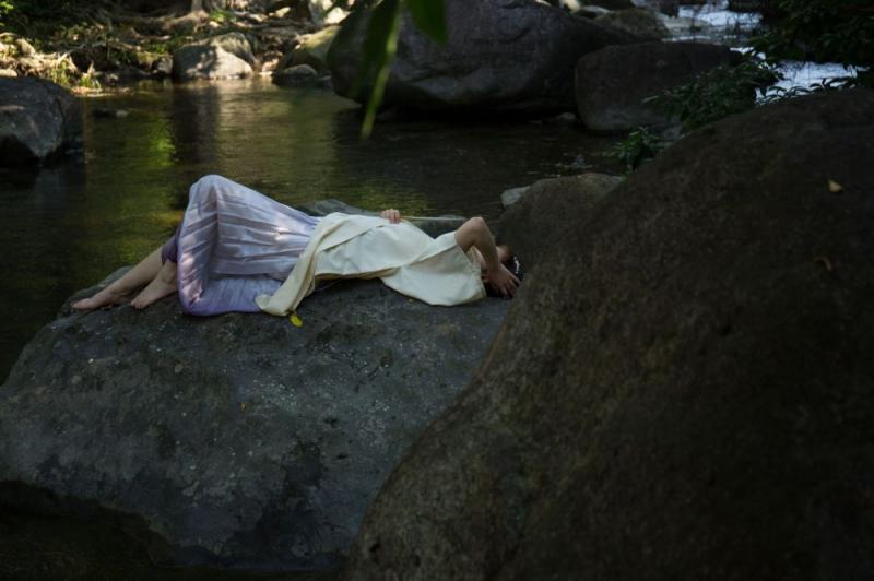 溪水边的极品古装白嫩妹子