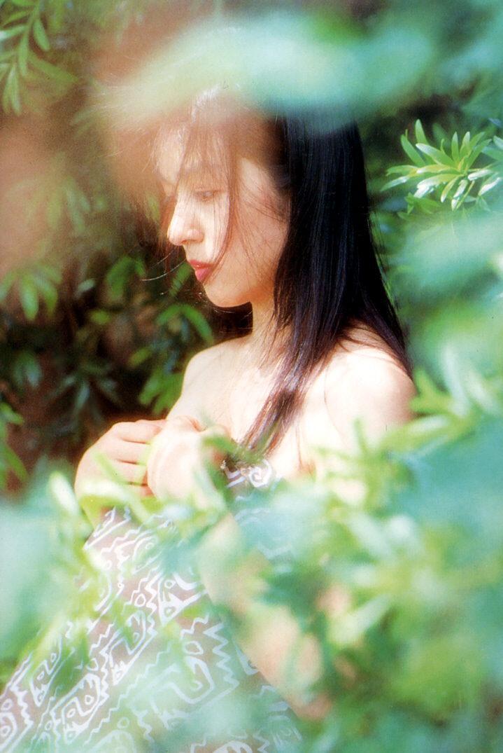 《女機(jī)器人》女主——青山知可子–《亞熱帶氣候》寫真