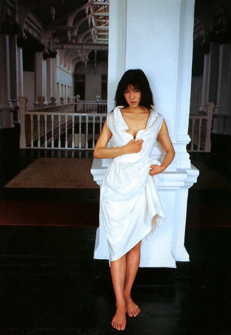 《女机器人》女主——青山知可子–《亚热带气候》写真