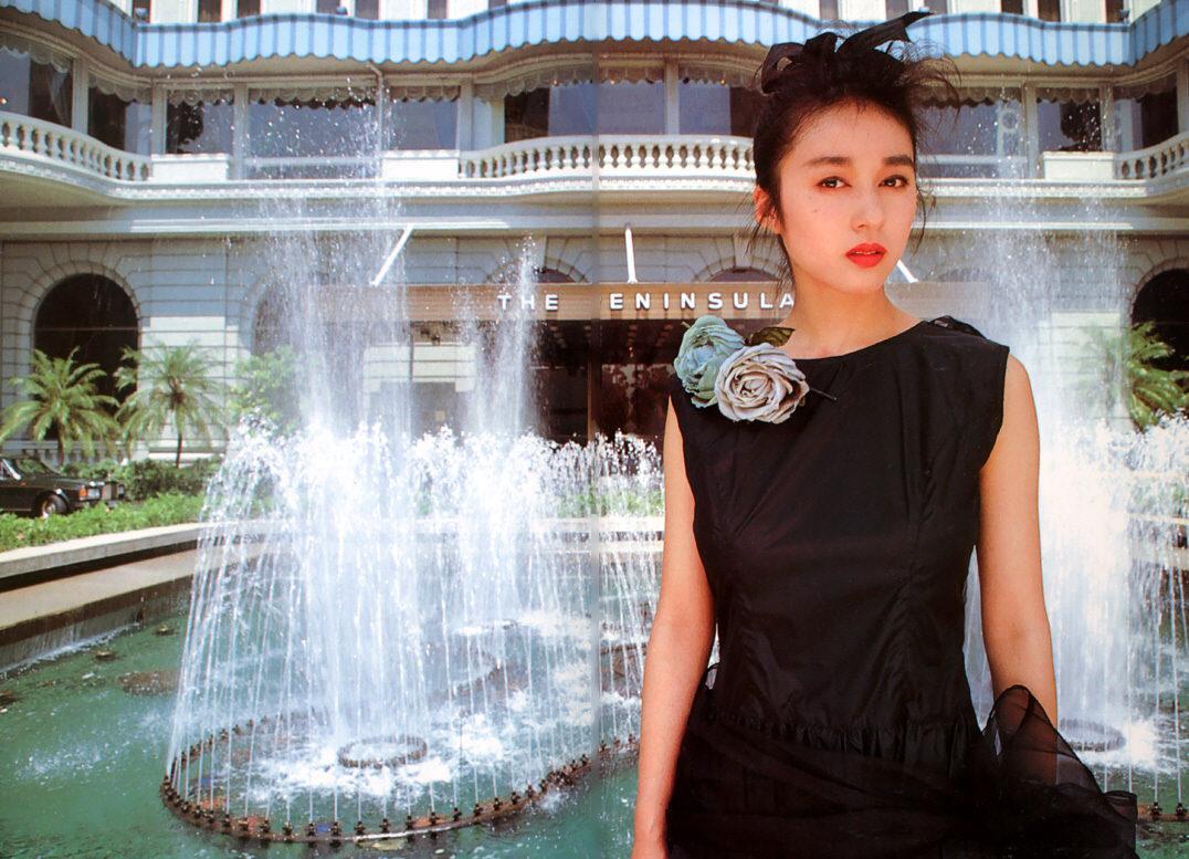 《女机器人》女主——青山知可子–《亚热带气候》写真