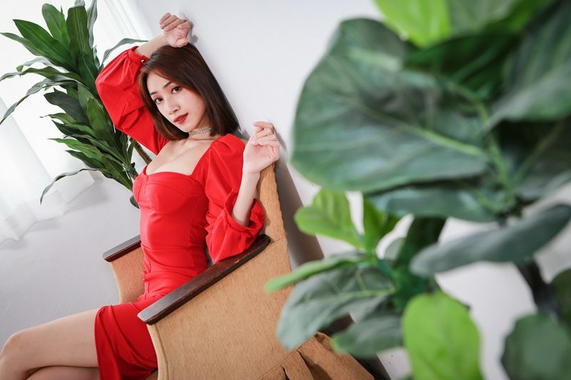 臺(tái)模美腿系列長(zhǎng)腿美模段璟樂紅色小禮服高跟美腿外拍