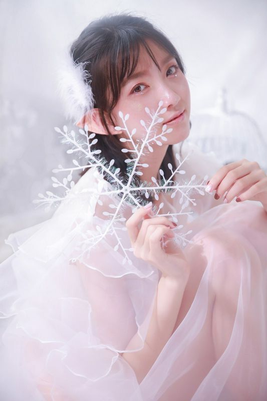 白纱裙美女白嫩性感诱人写真图片