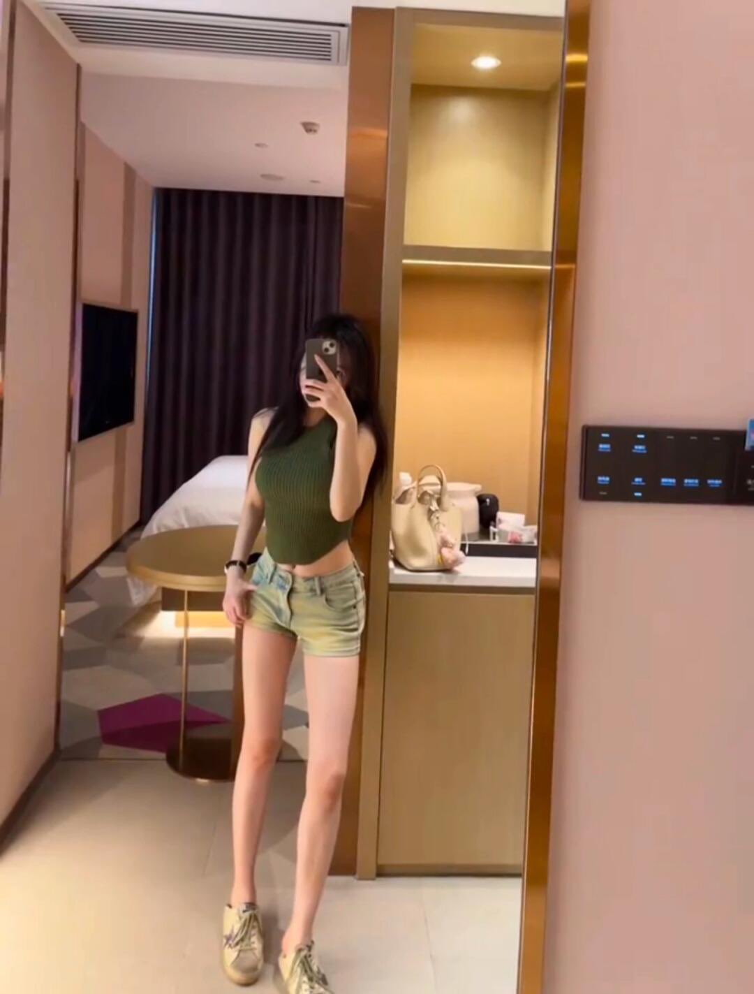 萬千嬌媚美少婦[2025]