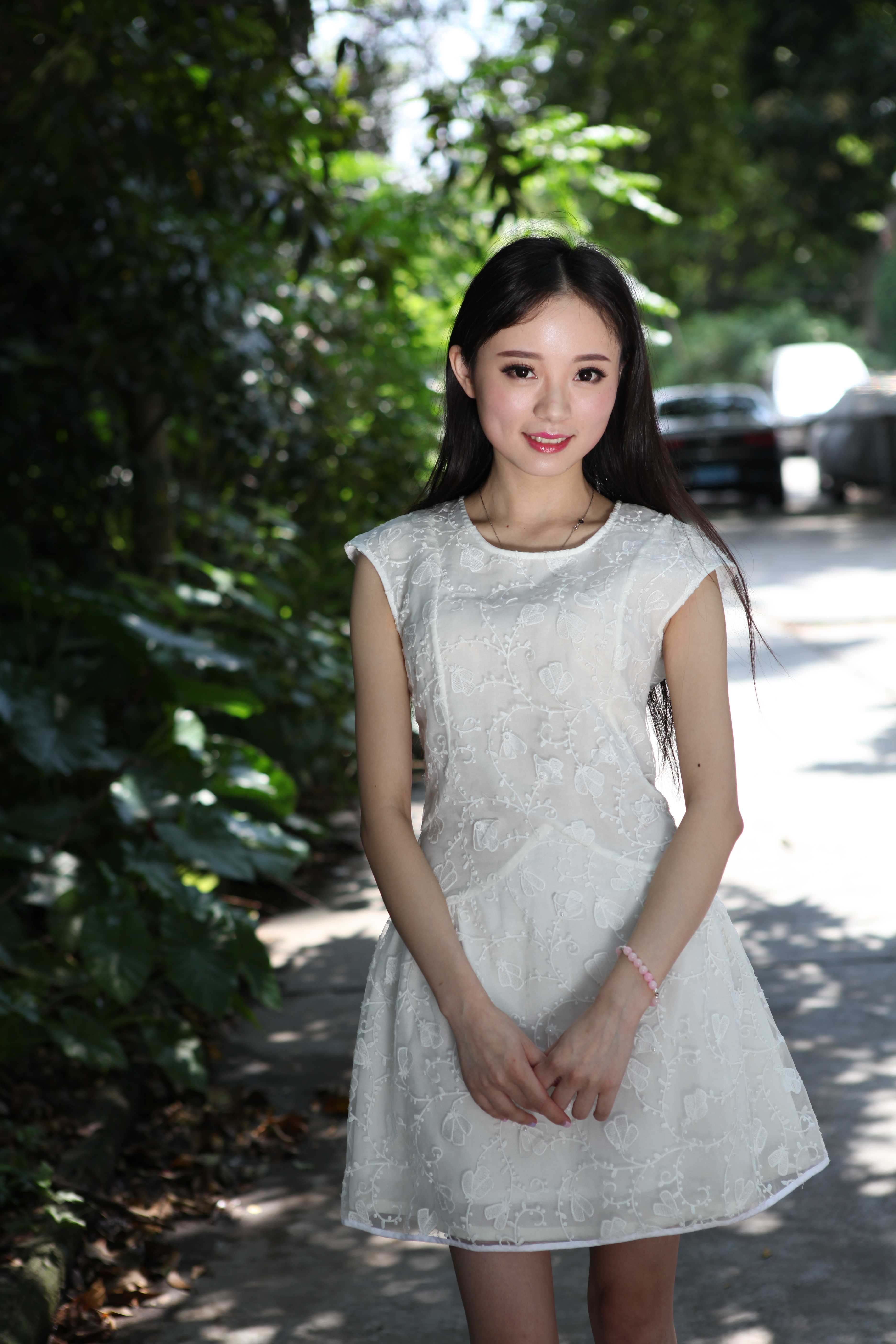 超可愛(ài)鮮嫩的白裙妹子