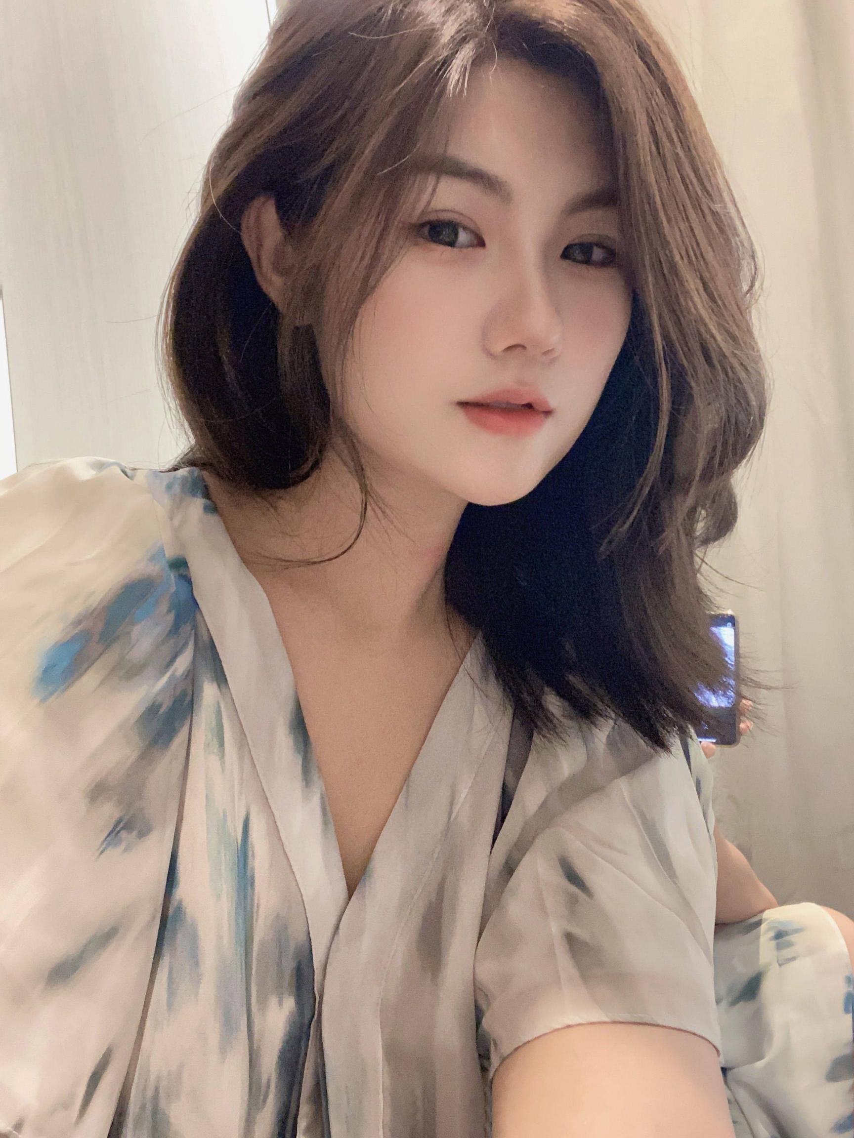 发点漂亮的小姐姐  越看越美