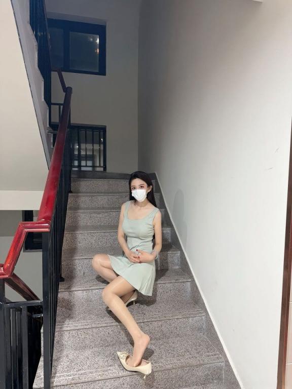 满大街都是白花花的大腿,晃眼