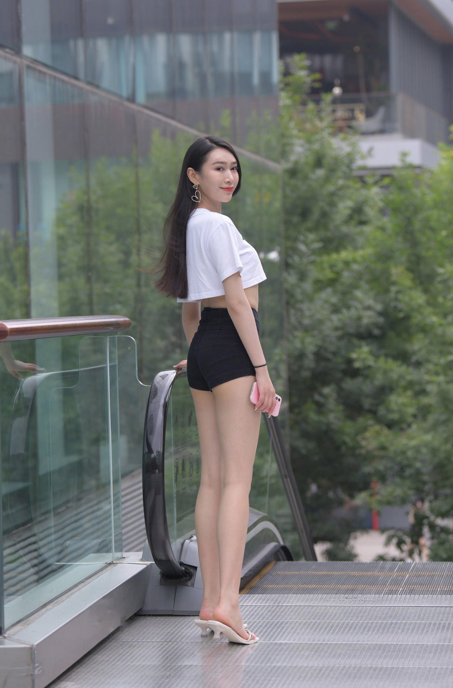 少妇丰满的身材  实在是诱人 