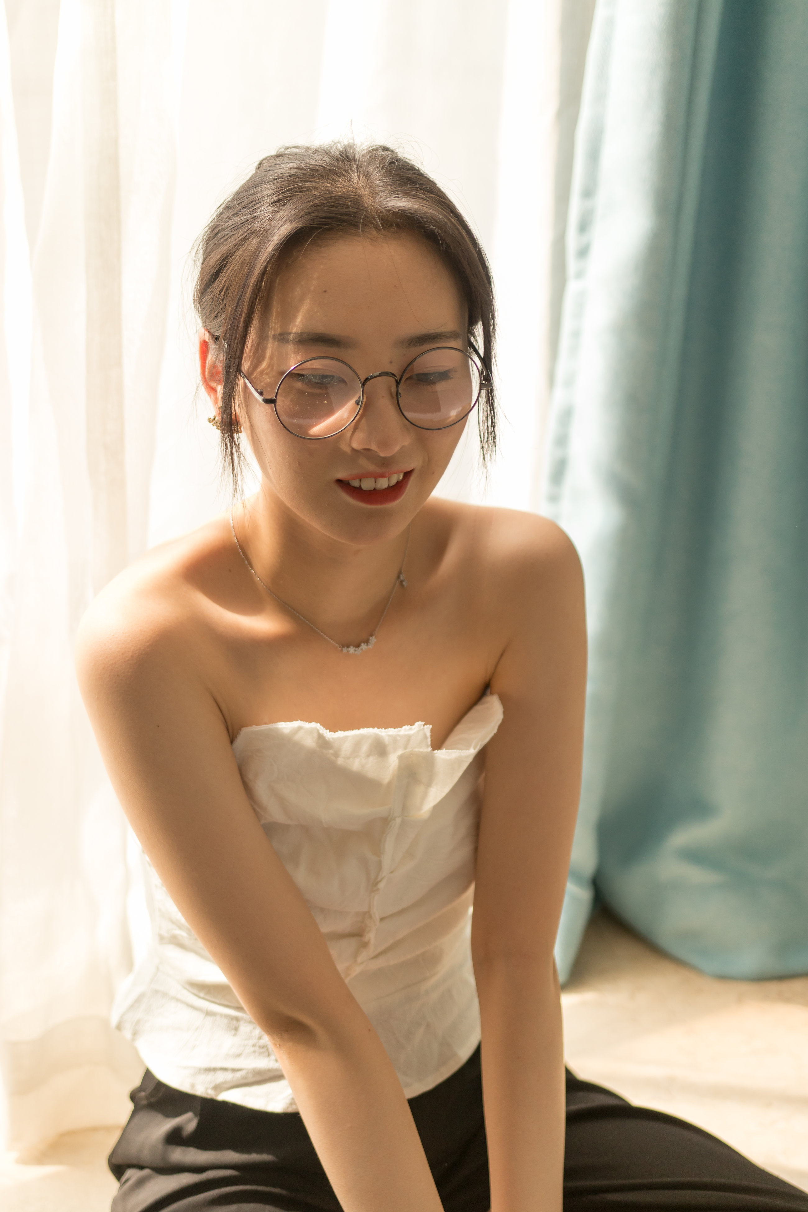 眼镜妹子看上去就是骚